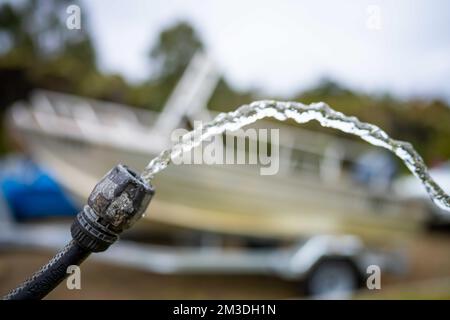 Beim Campen den Wassertank des Wohnwagens auffüllen. Auto und Boot im Sommer waschen Stockfoto