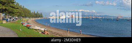 Tauranga Neuseeland - 3 2022. April; am späten Nachmittag am Pilot Bay Strand am Mount Maungnaui, Panorama. Stockfoto