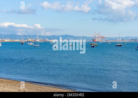 Tauranga Neuseeland - 3 2022. April; Blick über den Hafen von Tauranga von Pilot Bay auf beiden Seiten des Hafens. Stockfoto