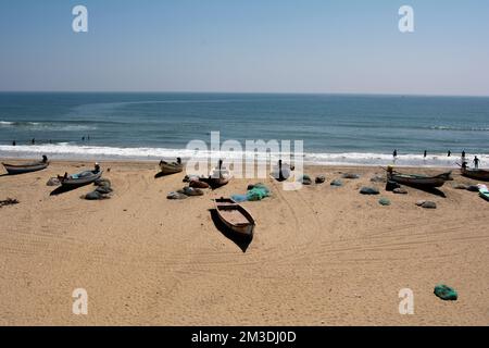 Ruhiger Blue Fishermen's Beach: Boote ruhen an der Küste von Mahabalipuram Stockfoto