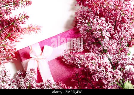 Frühjahrskonzept. Lila Äste und Geschenkbox Stockfoto