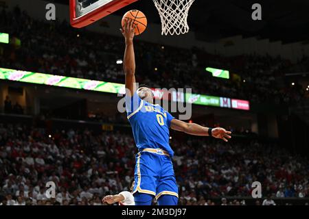 College Park, MD, USA. 14.. Dezember 2022. UCLA Bruins Wächter Jaylen Clark (0) schießt während des NCAA-Basketballspiels zwischen den UCLA Bruins und den Maryland Terrapins im Xfinity Center in College Park, MD. Reggie Hildred/CSM/Alamy Live News Stockfoto