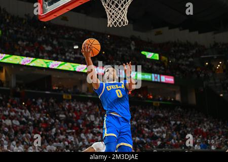 College Park, MD, USA. 14.. Dezember 2022. UCLA Bruins Wächter Jaylen Clark (0) schießt während des NCAA-Basketballspiels zwischen den UCLA Bruins und den Maryland Terrapins im Xfinity Center in College Park, MD. Reggie Hildred/CSM/Alamy Live News Stockfoto