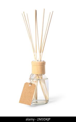 Reed-Diffusor mit leerem Tag auf weißem Hintergrund Stockfoto