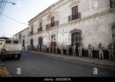 Arequipa, Peru. 14.. Dezember 2022. Öffentliche Einrichtungen werden vom Militär bewacht. Die Regierung in Peru hat angesichts der immer heftigeren Proteste gegen den Sturz von Präsident Castillo im ganzen Land den Notstand ausgerufen. Kredit: Denis Mayhua/dpa/Alamy Live News Stockfoto