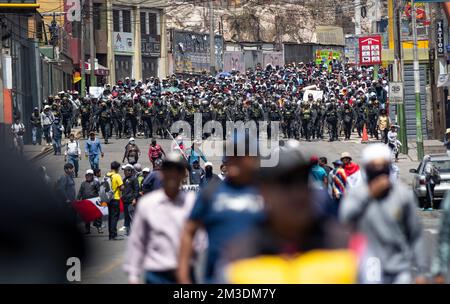 Arequipa, Peru. 14.. Dezember 2022. Die Polizei ist während einer Kundgebung von Anhängern des abgesetzten peruanischen Präsidenten Castillo im Dienst. Die Regierung in Peru hat angesichts der immer heftigeren Proteste gegen den Sturz von Präsident Castillo im ganzen Land den Notstand ausgerufen. Kredit: Denis Mayhua/dpa/Alamy Live News Stockfoto