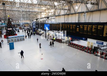 London, Großbritannien. 14.. Dezember 2022. Leute, die an der Waterloo Station in London gesehen wurden. Die Schienenverkehrsdienste sind stark von der vom 14.. Bis 19.. Dezember und erneut vom 24.. Bis 27.. Dezember laufenden Arbeitsstreikaktion der Eisenbahn-, See- und Verkehrsunion (RMT) betroffen. Kredit: SOPA Images Limited/Alamy Live News Stockfoto