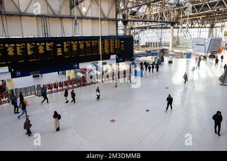 London, Großbritannien. 14.. Dezember 2022. Leute, die an der Waterloo Station in London gesehen wurden. Die Schienenverkehrsdienste sind stark von der vom 14.. Bis 19.. Dezember und erneut vom 24.. Bis 27.. Dezember laufenden Arbeitsstreikaktion der Eisenbahn-, See- und Verkehrsunion (RMT) betroffen. Kredit: SOPA Images Limited/Alamy Live News Stockfoto