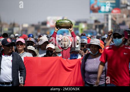 Arequipa, Peru. 14.. Dezember 2022. Ein Mann hält eine Melone während eines Protests hoch. Die Regierung in Peru hat angesichts der immer heftigeren Proteste gegen den Sturz von Präsident Castillo im ganzen Land den Notstand ausgerufen. Kredit: Denis Mayhua/dpa/Alamy Live News Stockfoto