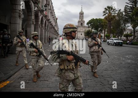 Arequipa, Peru. 14.. Dezember 2022. Militärpersonal patrouilliert auf der Plaza de Armas. Die Regierung in Peru hat angesichts der immer heftigeren Proteste gegen den Sturz von Präsident Castillo im ganzen Land den Notstand ausgerufen. Kredit: Denis Mayhua/dpa/Alamy Live News Stockfoto