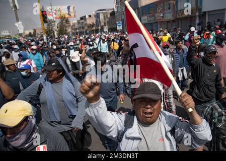 Arequipa, Peru. 14.. Dezember 2022. Unterstützer des Protests des abgesetzten peruanischen Präsidenten Castillo. Die Regierung in Peru hat angesichts der immer heftigeren Proteste gegen den Sturz von Präsident Castillo im ganzen Land den Notstand ausgerufen. Kredit: Denis Mayhua/dpa/Alamy Live News Stockfoto