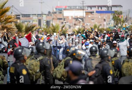 Arequipa, Peru. 14.. Dezember 2022. Während eines Protests von Anhängern des abgesetzten peruanischen Präsidenten Castillo wird die Polizei eingesetzt. Die Regierung in Peru hat angesichts der immer heftigeren Proteste gegen den Sturz von Präsident Castillo im ganzen Land den Notstand ausgerufen. Kredit: Denis Mayhua/dpa/Alamy Live News Stockfoto