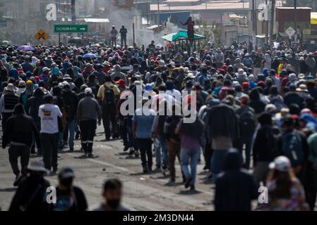 Arequipa, Peru. 14.. Dezember 2022. Unterstützer des Protests des abgesetzten peruanischen Präsidenten Castillo. Die Regierung in Peru hat angesichts der immer heftigeren Proteste gegen den Sturz von Präsident Castillo im ganzen Land den Notstand ausgerufen. Kredit: Denis Mayhua/dpa/Alamy Live News Stockfoto