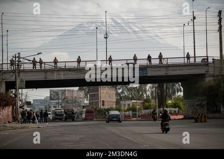 Arequipa, Peru. 14.. Dezember 2022. Einheiten des Militärs patrouillieren auf den Straßen der Stadt. Die Regierung in Peru hat angesichts der immer heftigeren Proteste gegen den Sturz von Präsident Castillo im ganzen Land den Notstand ausgerufen. Kredit: Denis Mayhua/dpa/Alamy Live News Stockfoto