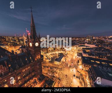 Panoramablick auf King's Cross St. Pancras Abenddrohne Stockfoto