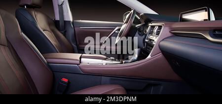 Moderner, luxuriöser Rennwagen in Schwarz und Rot mit perforiertem Leder-Interieur. Ein Teil der Ledersitze. Stockfoto