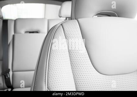 Modernes Interieur aus perforiertem rotem Leder für Sportwagen Stockfoto