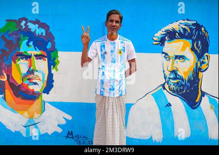 Nicht exklusiv: 14. Dezember 2022 in Sylhet, Bangladesch: Argentinische Fans feiern, posieren vor einem Wandbild seines Helden Lionel Messi, gewinnen Kroatien i. Stockfoto