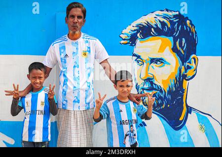 Nicht exklusiv: 14. Dezember 2022 in Sylhet, Bangladesch: Argentinische Fans feiern, posieren vor einem Wandbild seines Helden Lionel Messi, gewinnen Kroatien i. Stockfoto