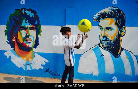 Nicht exklusiv: 14. Dezember 2022 in Sylhet, Bangladesch: Junge argentinische Fans, die feiern, posieren vor einem Wandbild seines Helden Lionel Messi und gewinnen Cro Stockfoto