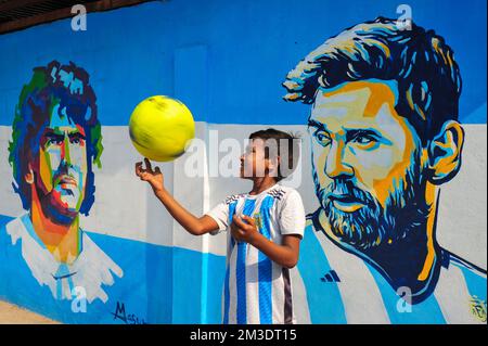 Nicht exklusiv: 14. Dezember 2022 in Sylhet, Bangladesch: Junge argentinische Fans, die feiern, posieren vor einem Wandbild seines Helden Lionel Messi und gewinnen Cro Stockfoto