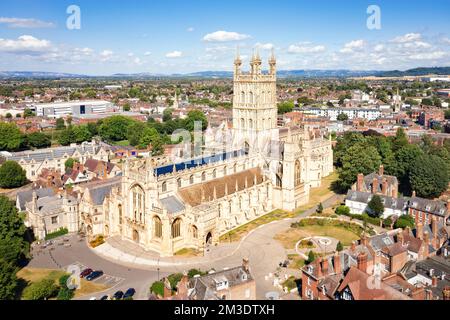 Blick aus der Vogelperspektive auf die Kathedrale von Gloucester und die Heilige und unteilbare Dreifaltigkeit an einem sonnigen Tag. Stockfoto