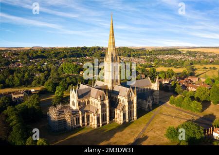 Luftaufnahme der Kathedrale von Salisbury bei Sonnenaufgang, England. Raum in den Himmel kopieren. Stockfoto