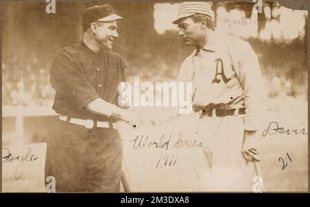 Larry Doyle und Harry Davis geben sich vor dem ersten Spiel der 1911 World Series die Hand, Baseballspieler, Baseball, Philadelphia Athletics Baseball Team, New York Giants Baseball Team. Michael T. - Nuf CED - McGreevy Collection Stockfoto