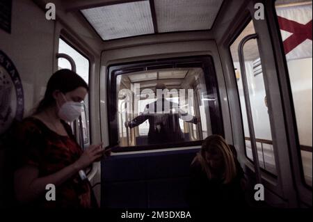 Washington, Vereinigte Staaten. 14.. Dezember 2022. United States Senator Thom Tillis (Republikaner von North Carolina) fährt während einer Abstimmung mit der U-Bahn des Senats zum US-Kapitol in Washington, DC, Mittwoch, 14. Dezember, 2022. Kredit: Rod Lamkey/CNP/dpa/Alamy Live News Stockfoto