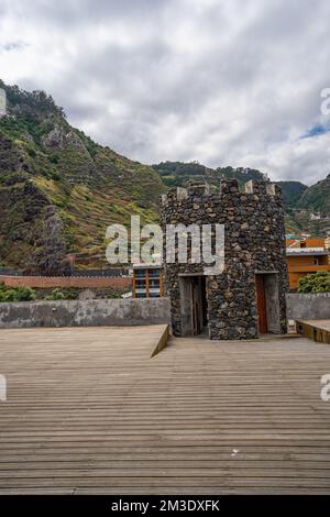 Porto Moniz, Felsen und Wellen an der vulkanischen Küste - wunderschöne Landschaft auf Madeira Island, Portugal Stockfoto