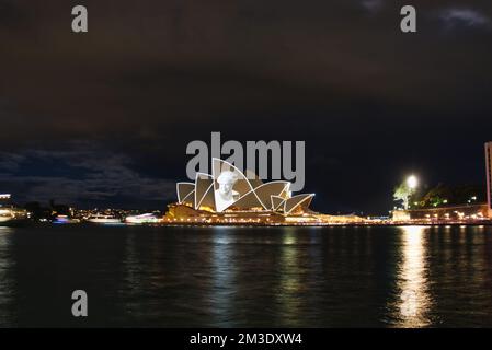 Ein Bild Ihrer Majestät beleuchtete die Segel des Opernhauses von Sydney bei Nacht als Gedenkstätte Stockfoto