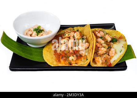 La Viga Tacos mit Garnelen und mexikanischen Saucen Stockfoto