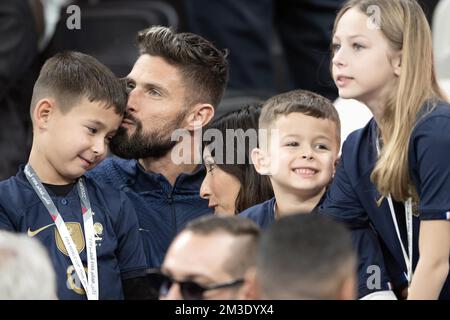 Al-Khor, Katar. 14.. Dezember 2022. Bitte verbergen Sie die Gesichter der Kinder vor der Veröffentlichung - Olivier Giroud von Frankreich feiert mit seiner Frau Jennifer Giroud und seinen Familienmitgliedern auf den Tribünen nach dem 2-0. Sieg während des Halbfinalspiels der FIFA-Weltmeisterschaft Katar 2022 zwischen Frankreich und Marokko am 14. Dezember im Al Bayt Stadium, 2022 in Al Khor, Katar. Foto: David Niviere/ABACAPRESS.COM Kredit: Abaca Press/Alamy Live News Stockfoto