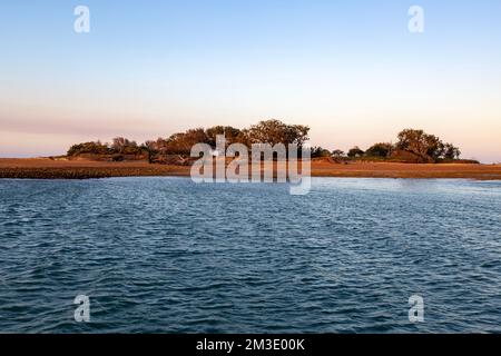 Round Island ist eine kleine 100m m breite Insel in den Gewässern rund um Hervey Bay, zwischen Urangan und Fraser Island Stockfoto