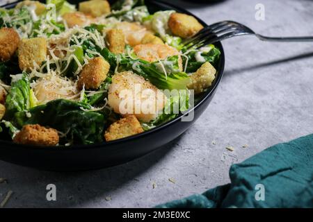 Nahaufnahme von Cesar Salat mit gegrillten Garnelen, Croutons und Parmesankäse Stockfoto