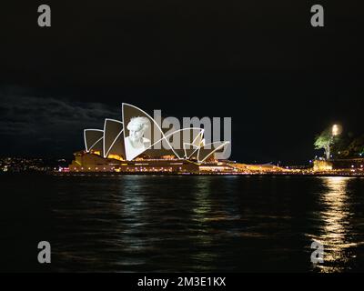 Ein Bild Ihrer Majestät erleuchtete die Segel des Opernhauses in Sydney, Australien Stockfoto