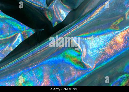 Struktur mit schillernden Wellen und Falten. Abstraktes, trendiges holographisches background.beautiful-Metallic-glänzendes Material. Holographische Tapete aus Metall. Stockfoto