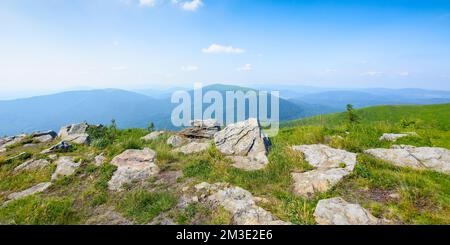 karpaten Alpwiesen im Abendlicht. Schöne Berglandschaft mit Steinen im Gras, Bäumen auf den Hügeln und tiefen Tälern. Atemberaubende vi Stockfoto