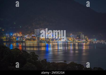 Die Nachtsicht auf das Hotel am See ist wunderschön mit all den Farben. Chaowu Pier, Sun Moon Lake National Scenic Area. Nantou County, Taiwan Stockfoto