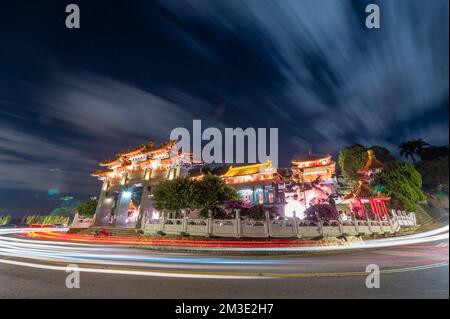 Der Wenwu-Tempel ist ein majestätischer und herrlicher Tempel. Zeitraffer. Chaowu Pier, Sun Moon Lake National Scenic Area. Nantou County, Taiwan Stockfoto