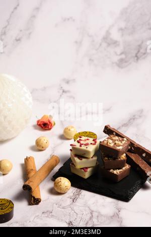 Verschiedene Schokoladen auf hellem Hintergrund Stockfoto