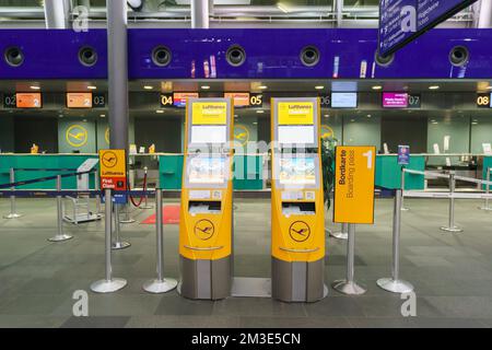 LEIPZIG, DEUTSCHLAND - 10. September: Flughafeninnenraum am 10. September 2014. Der Flughafen Leipzig ist ein internationaler Flughafen in Schkeuditz (Sachsen) Stockfoto