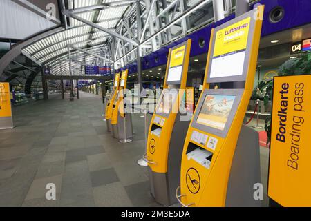LEIPZIG, DEUTSCHLAND - 10. September: Flughafeninnenraum am 10. September 2014. Der Flughafen Leipzig ist ein internationaler Flughafen in Schkeuditz (Sachsen) Stockfoto
