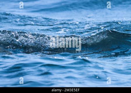 Meereswellen rauschen, planschen am Strand. Stockfoto