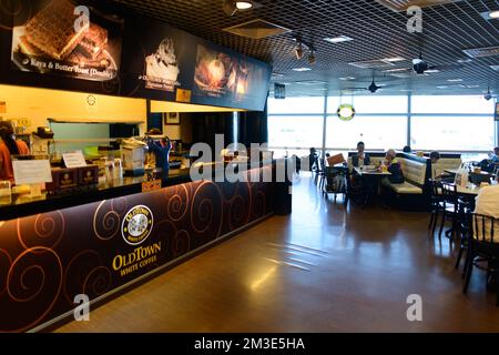 KUALA-LUMPUR - 06. MAI: Innenbereich des flughafencafés am 06. Mai 2014 in Kuala-Lumpur, Malaysia. Kuala Lumpur International Airport ist Malaysias wichtigstes Internat Stockfoto