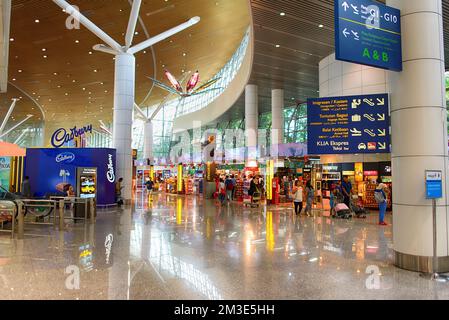 KUALA LUMPUR-MAI 06: Flughafeninnenraum am 06. MAI 2014 in Kuala Lumpur, Malaysia. Kuala Lumpur International Airport (KLIA) ist Malaysias wichtigstes Internat Stockfoto