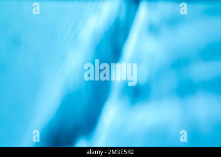 Schatten und Licht ätzende Wirkung auf blaue Wand Stockfoto