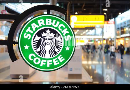 AMSTERDAM, NIEDERLANDE - 08. JUNI 2011: Starbucks Coffee Logo in Amsterdam Airport Schiphol am 08. Juni 2011 in den Niederlanden. Starbucks Corporation ist Stockfoto