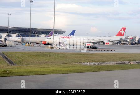 BANGKOK - Okt 27: Swiss Airlines A340 am Flughafen am 27. Oktober 2011 in Bangkok, Thailand. Der Flughafen Suvarnabhumi ist einer von zwei internationalen Flughäfen Stockfoto