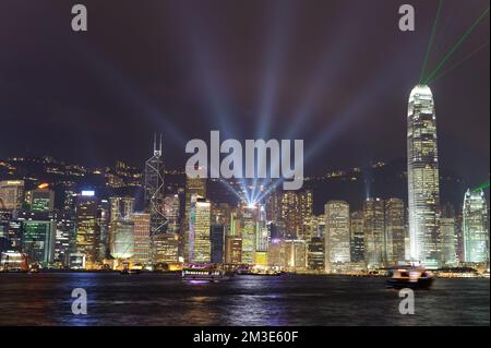 HONG KONG - NOV 10: A Symphony of Lights am 10. November 2011 in Hong Kong, China. A Symphony of Lights ist die abendliche Multimedia-Show, die Folgendes umfasst Stockfoto